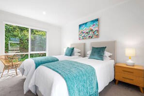 3 bedrooms, iron/ironing board, WiFi, bed sheets - Coastal Charm in Prime Position (Sorrento)