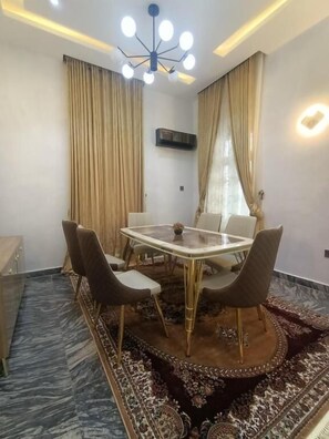 Apartment | Essbereich im Zimmer
