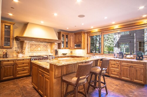 Lux Baldy Vista at Warm Springs Home + Hot Tub - Walk to SV Ski Lifts