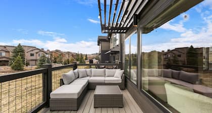 Beautiful Open Floor Plan, Private Balcony with Hot Tub and Mountain Views!