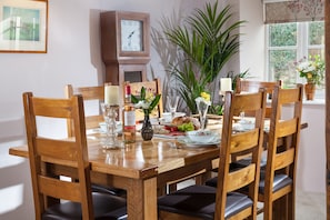 Cottage | Dining - Landlords Cottage a Country Retreat (Wellington)