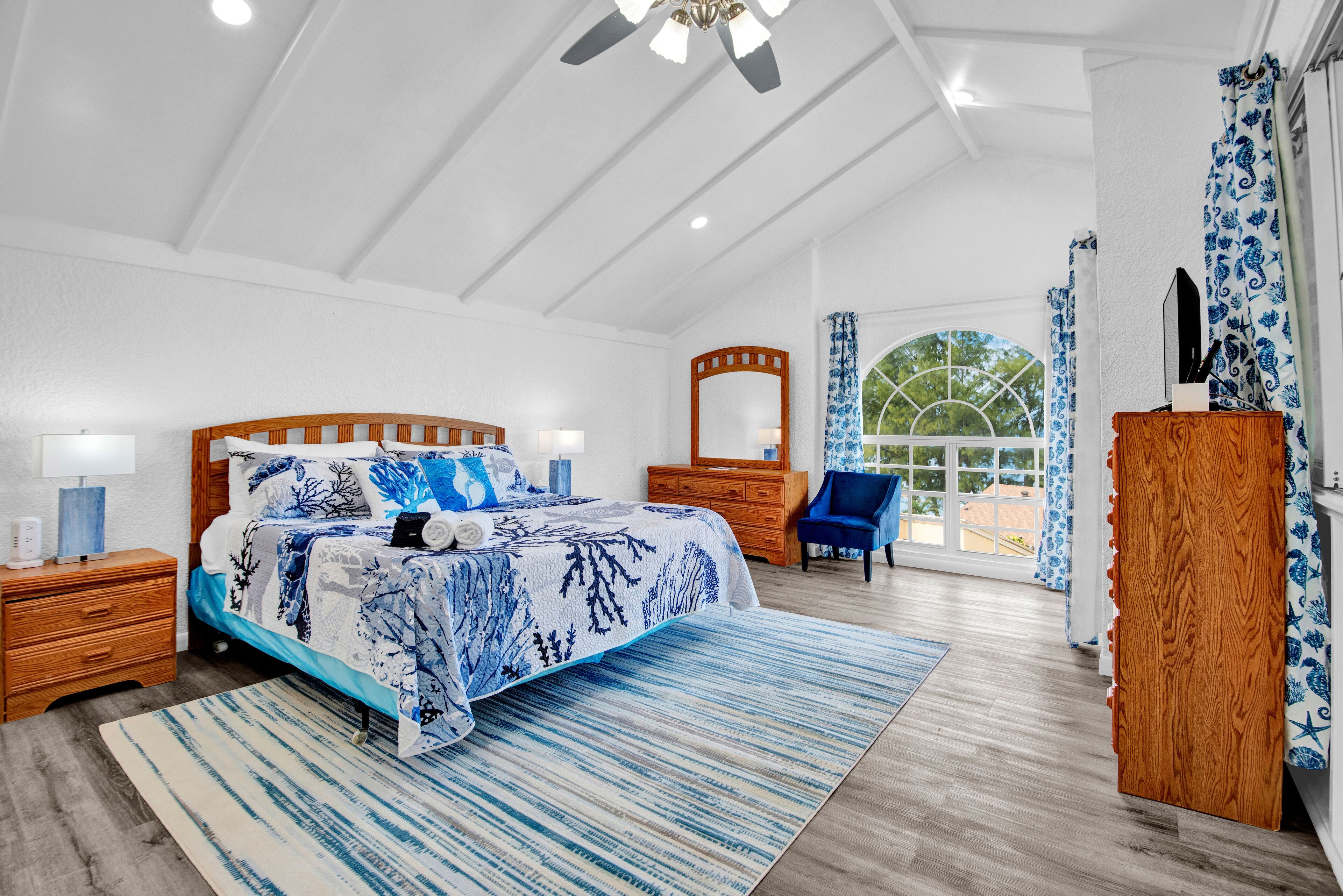 3 chambres, coffres-forts dans les chambres, bureau