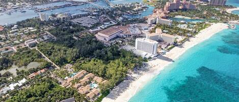 Plage, chaises longues, serviettes de plage