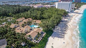 Ubicación a pie de playa, tumbonas y toallas de playa
