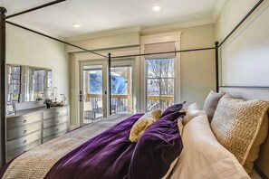 3 soverom, skrivebord, strykejern/-brett og reiseseng for barn