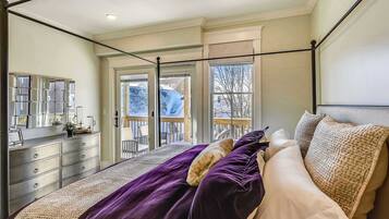 3 bedrooms, desk, iron/ironing board, travel crib