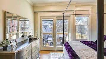3 bedrooms, desk, iron/ironing board, travel crib