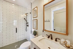 Dusj, hårføner og håndklær