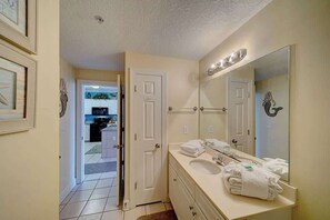 Douche, sèche-cheveux, serviettes fournies