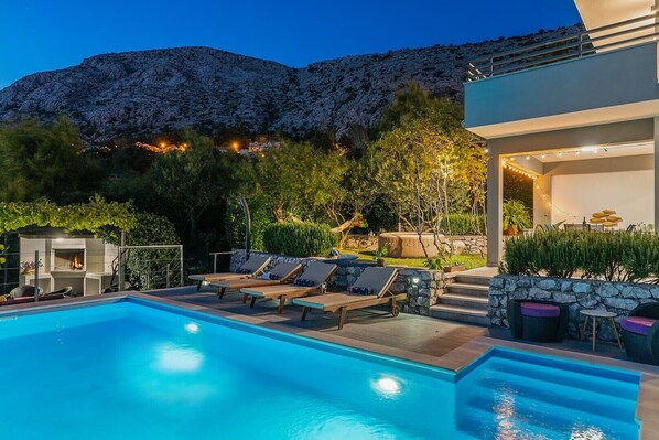 Lämmitetty uima-allas