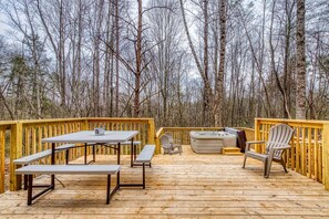 Outdoor dining - Handcrafted Home w/Private Hot Tub|Video Games (Newport)