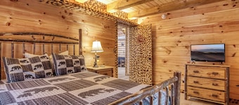 Handcrafted Home w/Private Hot Tub|Video Games