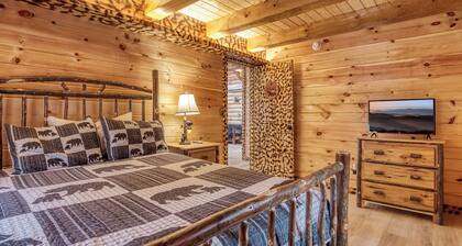 Handcrafted Home w/Private Hot Tub|Video Games