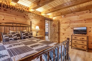 3 bedrooms, iron/ironing board, free WiFi, bed sheets - Handcrafted Home w/Private Hot Tub|Video Games (Newport)