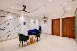 Flat-screen TV - Qotel Hotel Signature BNB-Ashok Vihar (New Delhi)