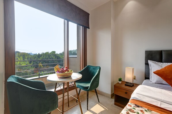 Desk, laptop workspace, soundproofing, free WiFi - Qotel Hotel Signature BNB-Ashok Vihar (New Delhi)