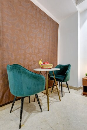 Flat-screen TV - Qotel Hotel Signature BNB-Ashok Vihar (New Delhi)