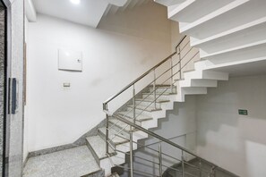 Flat-screen TV - Qotel Hotel Signature BNB-Ashok Vihar (New Delhi)