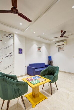 Game viewing - Qotel Hotel Signature BNB-Ashok Vihar (New Delhi)