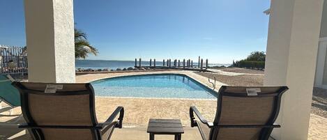 Una piscina al aire libre, una piscina climatizada