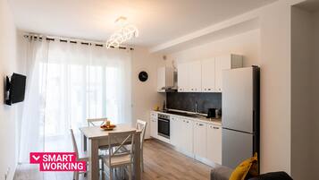 Kühlschrank, Ofen, Geschirrspüler, Kochgeschirr/Geschirr/Besteck