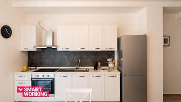 Kühlschrank, Ofen, Geschirrspüler, Kochgeschirr/Geschirr/Besteck