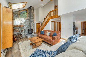 Smart TV - Lake Winnipesaukee Waterfront Sandy Beach 28 Dock Gazebo Sleeps 10 (Moultonborough)