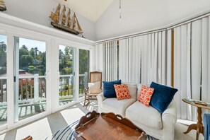 Smart TV - Lake Winnipesaukee Waterfront Sandy Beach 28 Dock Gazebo Sleeps 10 (Moultonborough)