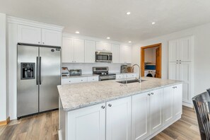 Microwave, dishwasher, coffee/tea maker - Lake Winnipesaukee Waterfront Sandy Beach 28 Dock Gazebo Sleeps 10 (Moultonborough)