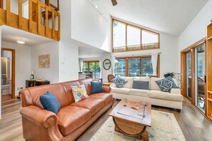 Smart TV - Lake Winnipesaukee Waterfront Sandy Beach 28 Dock Gazebo Sleeps 10 (Moultonborough)