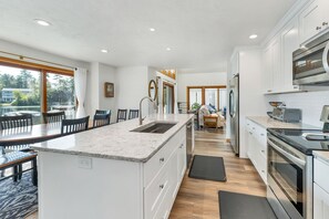 Microwave, dishwasher, coffee/tea maker - Lake Winnipesaukee Waterfront Sandy Beach 28 Dock Gazebo Sleeps 10 (Moultonborough)