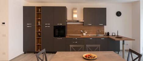 Fridge, oven, dishwasher, coffee/tea maker