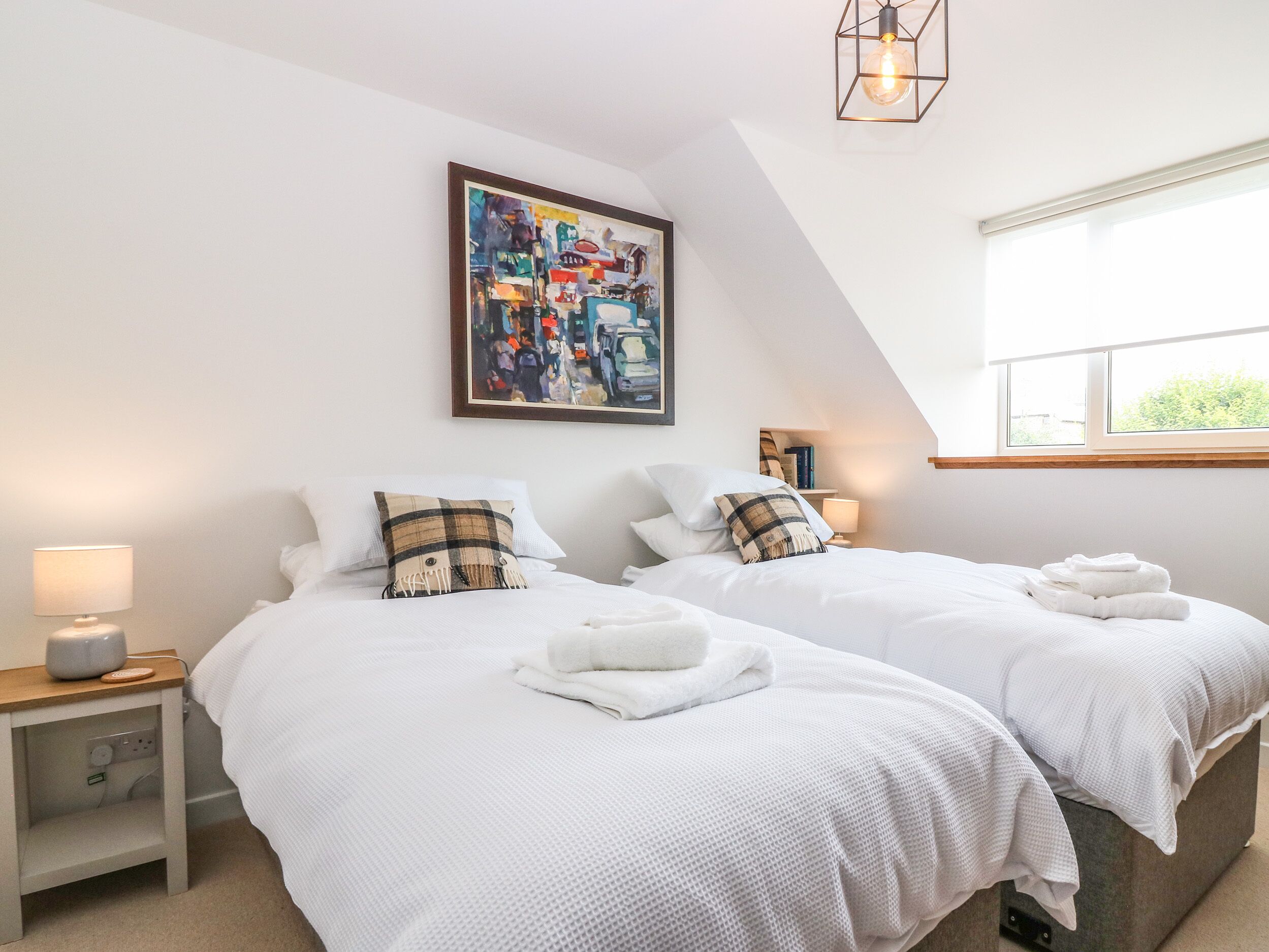 2 kamar tidur dan didekorasi berbeda-beda