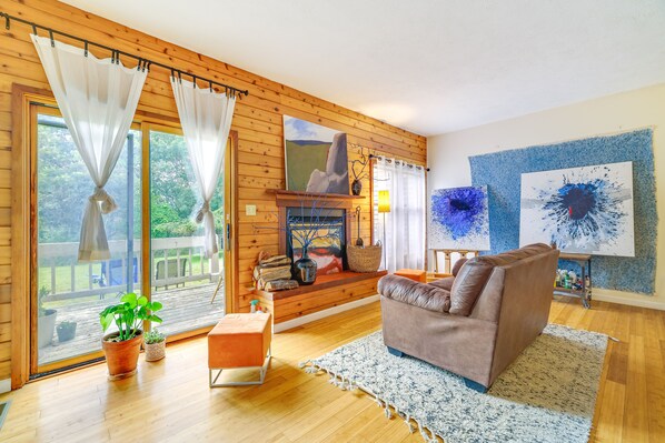 Living area - Colorful East Stroudsburg Townhome - Pets Welcome! (East Stroudsburg)