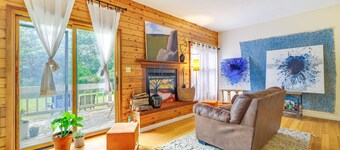 Colorful East Stroudsburg Townhome - Pets Welcome!