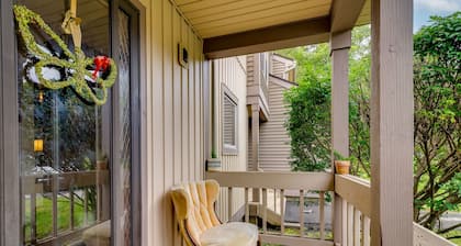 Colorful East Stroudsburg Townhome - Pets Welcome!