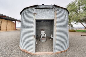 Terrace/patio - Klamath Falls Home on 189 Acres: Fire Pit & Grill! (Midland)