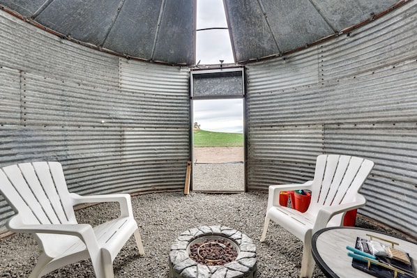 Interior - Klamath Falls Home on 189 Acres: Fire Pit & Grill! (Klamath Falls)