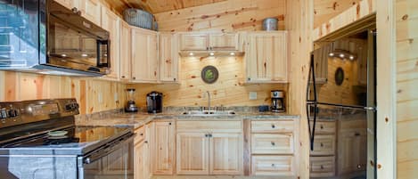 House (1 Bedroom) | Private kitchen | Microwave, oven, stovetop, high chair