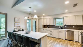 House (5 Bedrooms) | Interior