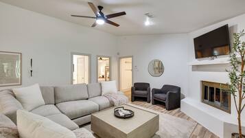 House (5 Bedrooms) | Interior