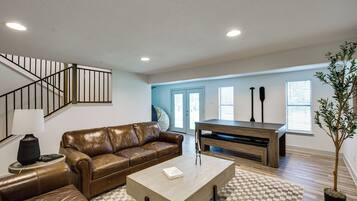 House (5 Bedrooms) | Interior