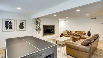 House (5 Bedrooms) | Interior
