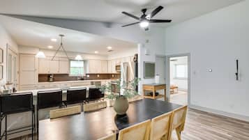 House (5 Bedrooms) | Interior