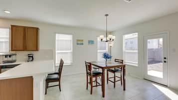 House (4 Bedrooms) | Interior