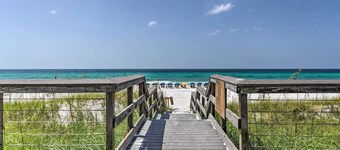 Miramar Beach Condo w/ Pool Access: Walk to Beach!