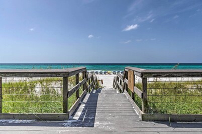 Miramar Beach Condo w/ Pool Access: Walk to Beach!