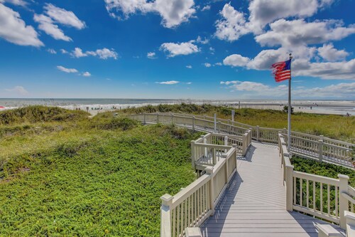 Walk to Beach & Barefoot Landing: Resort Condo!