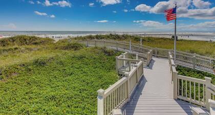 Walk to Beach & Barefoot Landing: Resort Condo!