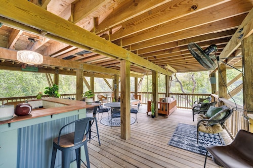 Riverfront Cuero Vacation Home w/ Spacious Deck!